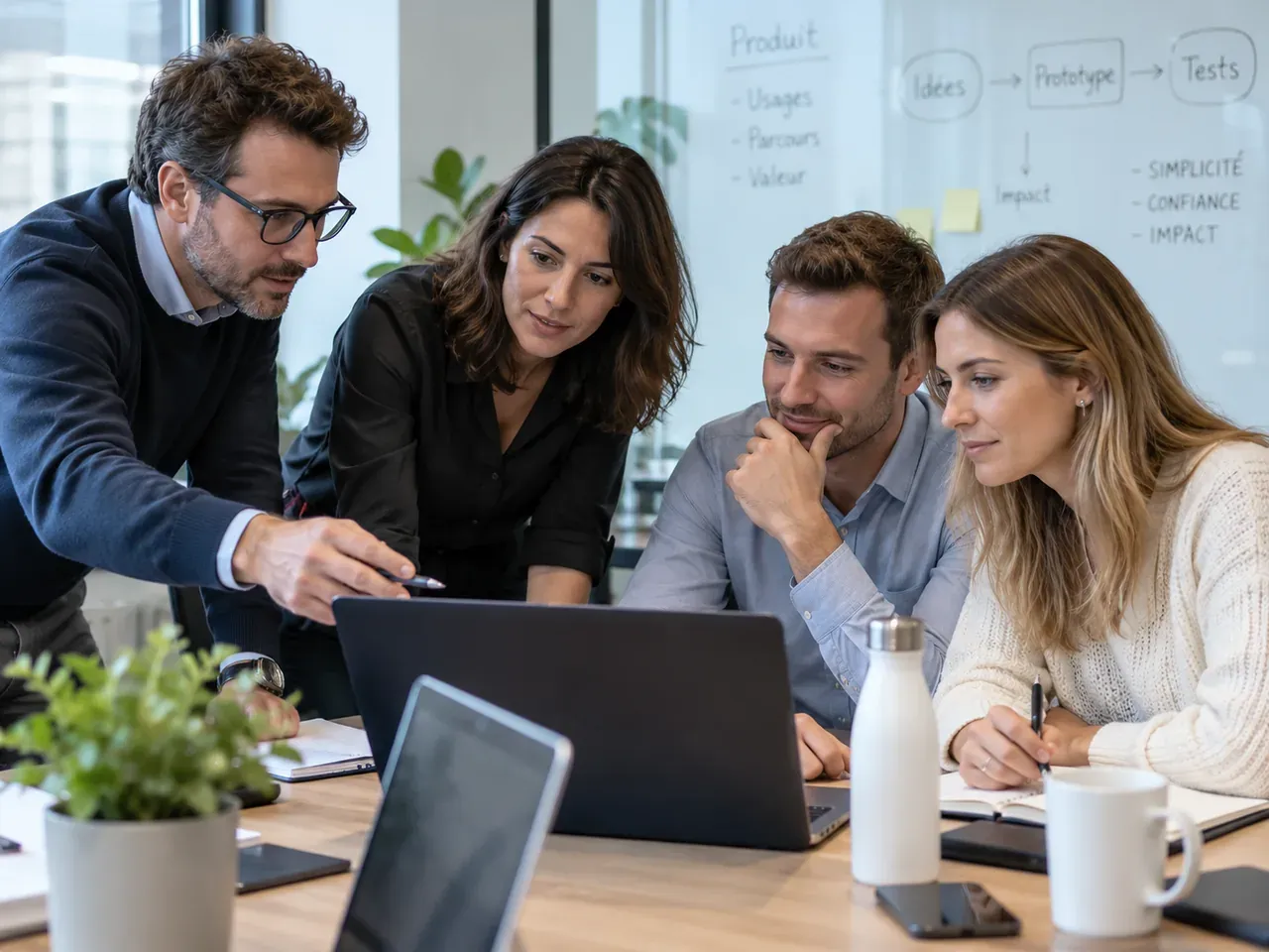 Équipe produit réunie autour d’un ordinateur pour préparer les obligations du Cyber Resilience Act.
