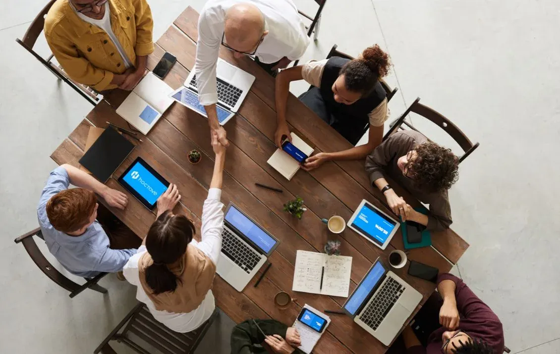 Équipe pluridisciplinaire réunie autour d’une table pour évaluer les exigences réglementaires applicables à un produit numérique.
